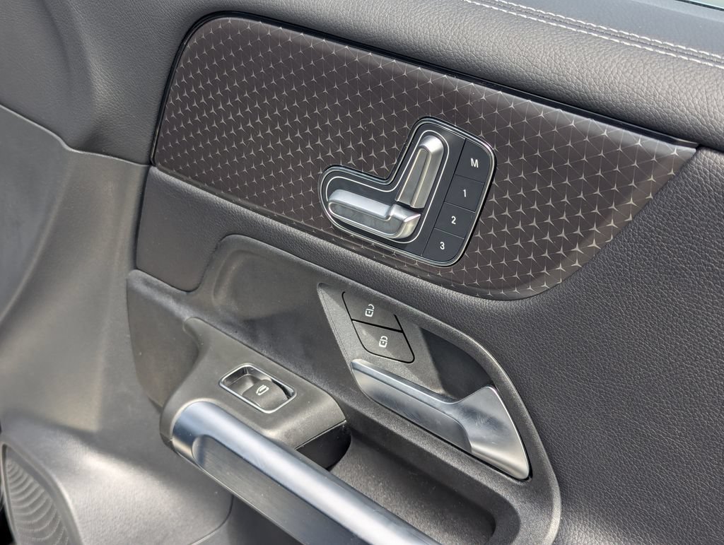 Used 2025 Mercedes-Benz GLB 250 image 31