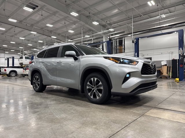 Certified 2024 Toyota Highlander XLE image 1
