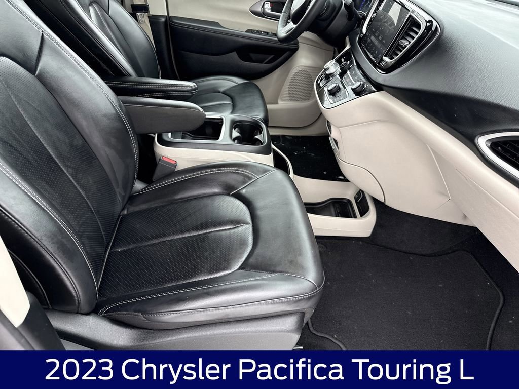 Used 2023 Chrysler Pacifica Touring-L image 13