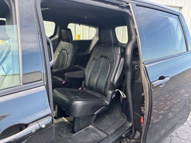 Used 2018 Chrysler Pacifica Touring-L w/ Premium Audio Group FWD image 9