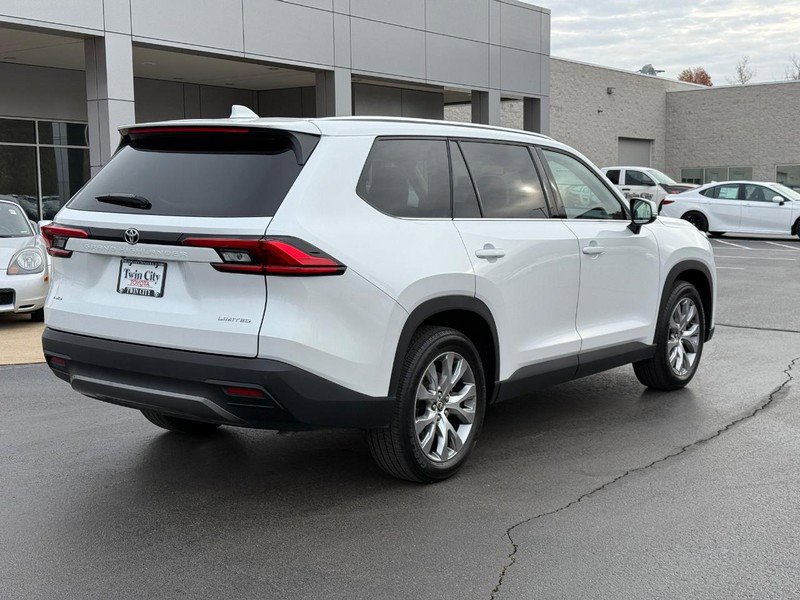 Used 2024 Toyota Grand Highlander AWD image 3