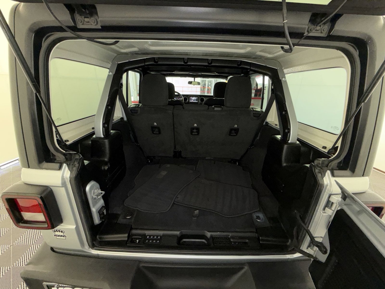 Used 2023 Jeep Wrangler Sport S image 24