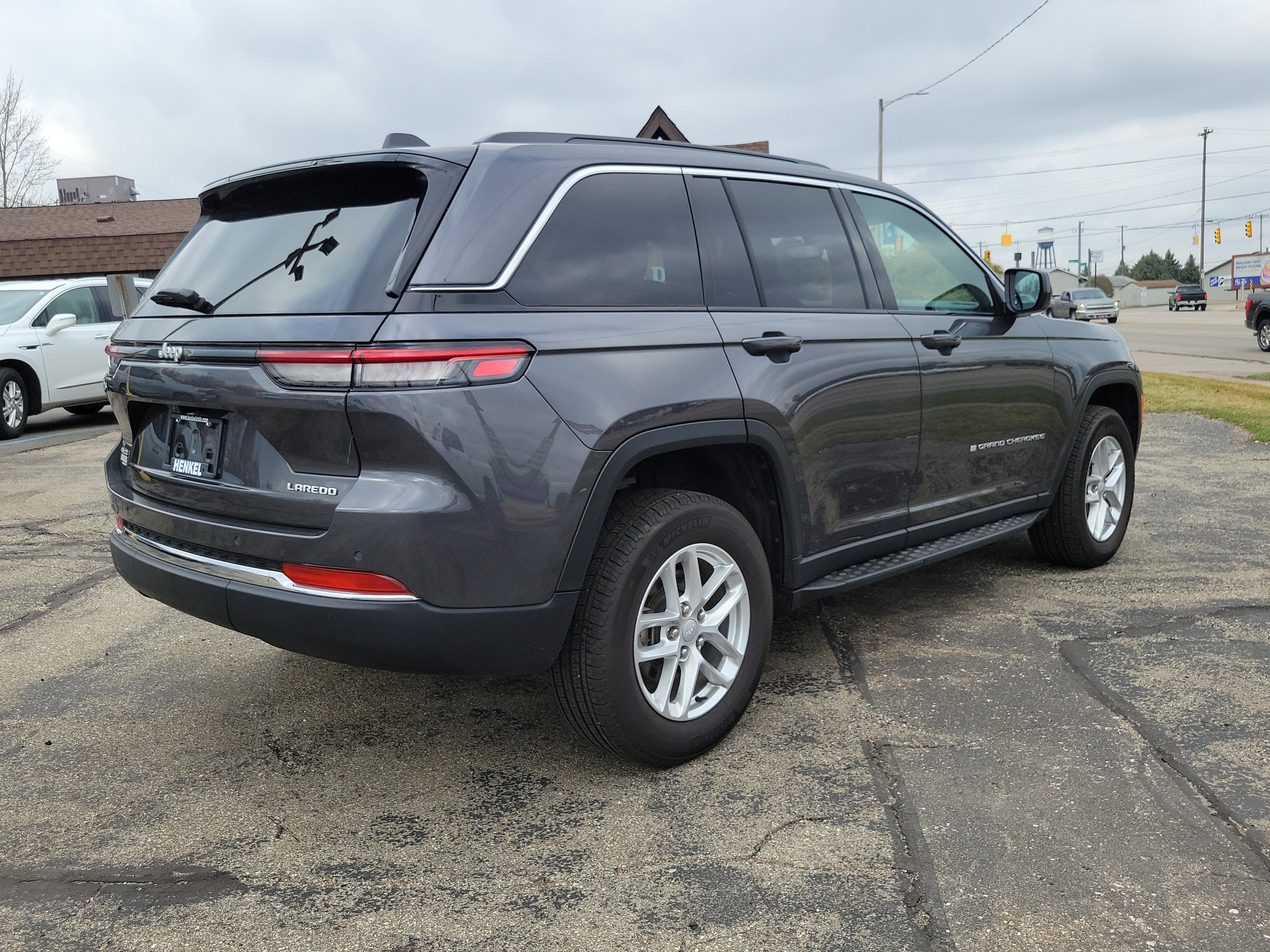 Used 2025 Jeep Grand Cherokee Laredo X image 4