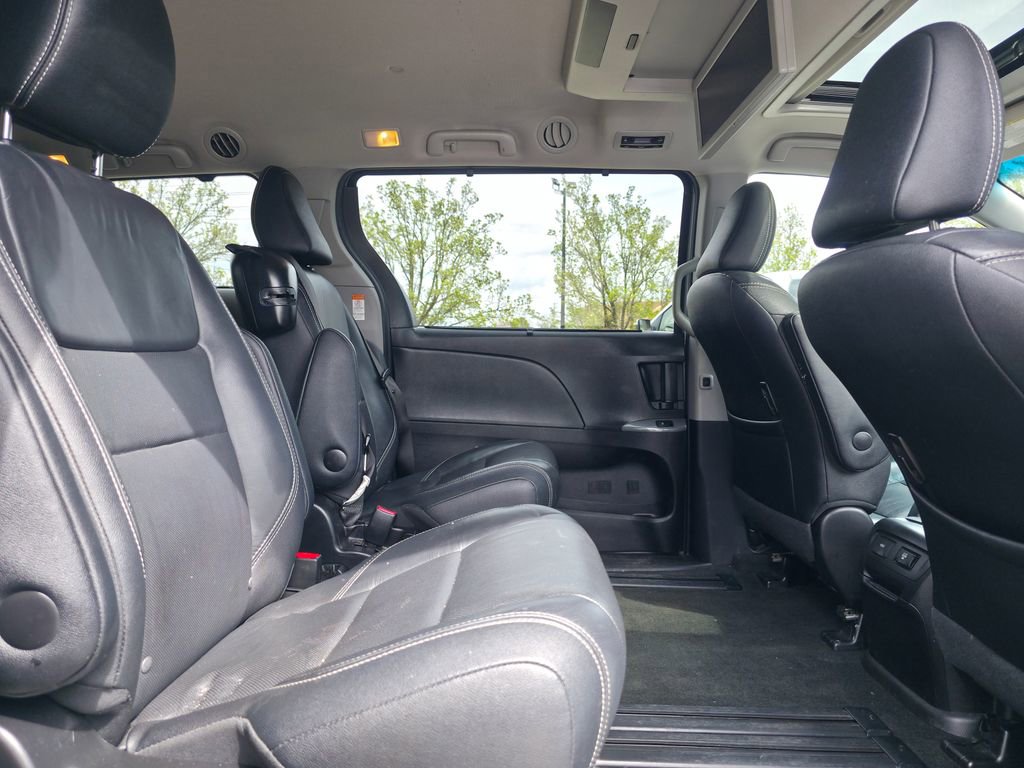 Used 2017 Toyota Sienna SE Premium image 17