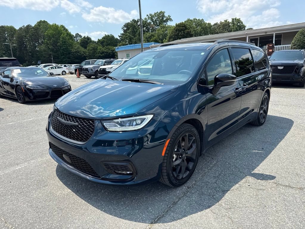 Used 2025 Chrysler Pacifica Limited w/ Uconnect Theater Family Group FWD image 1