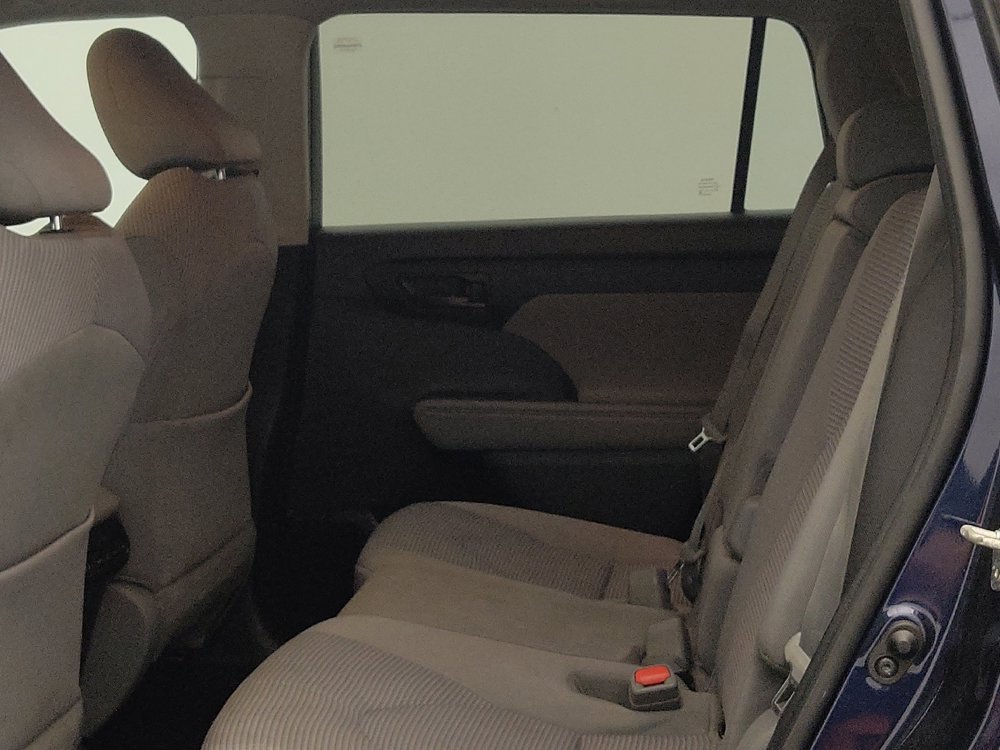 Used 2022 Toyota Highlander LE FWD image 18