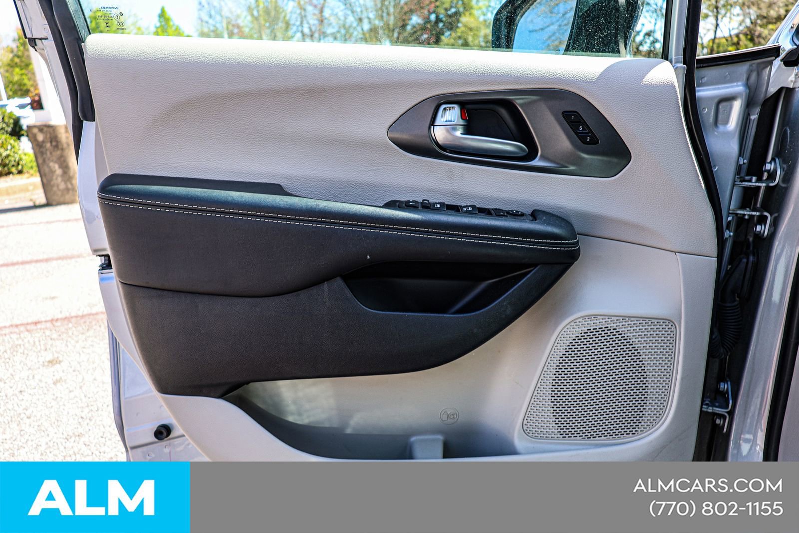 Used 2024 Chrysler Pacifica Touring-L image 38