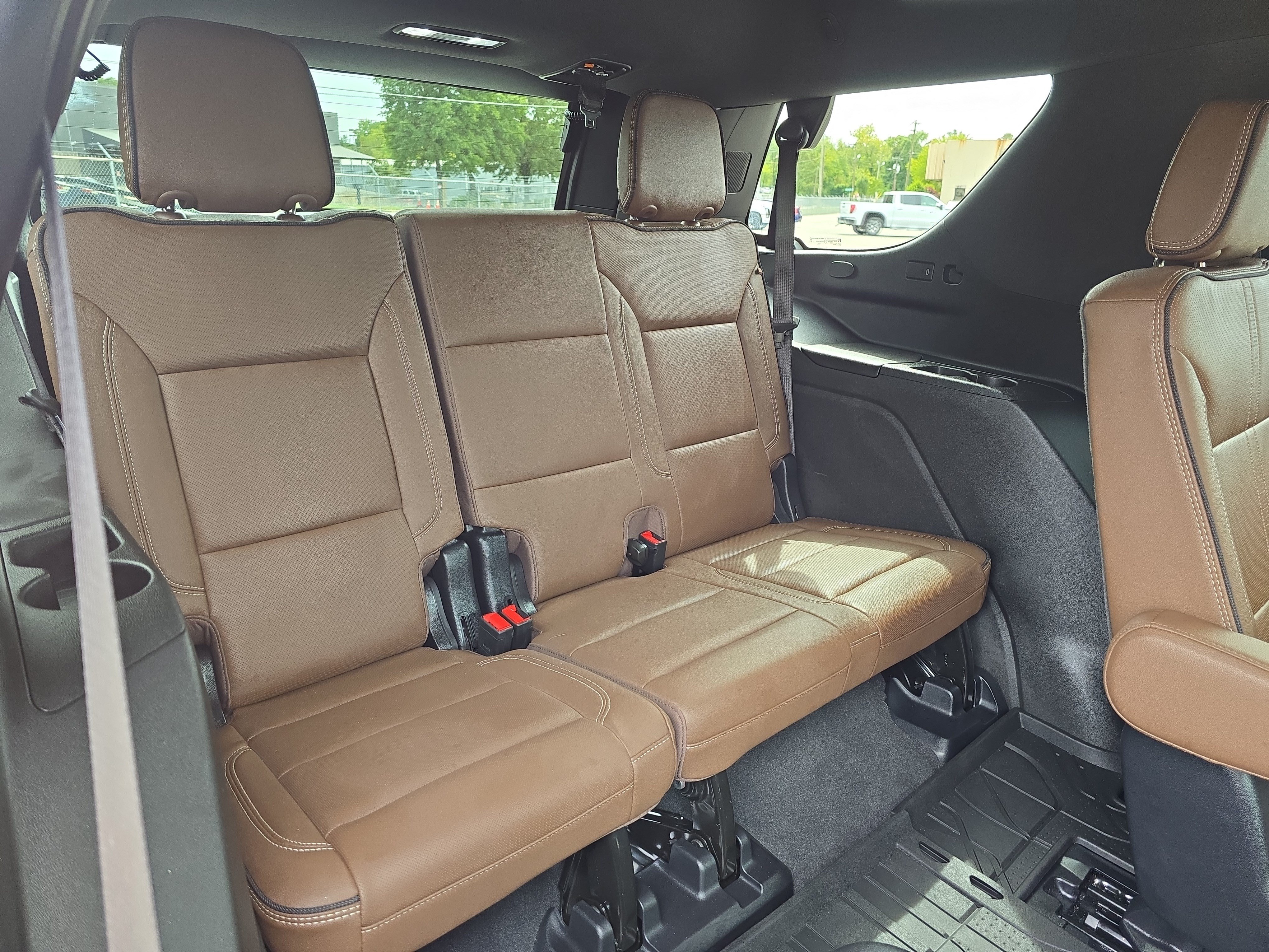 Used 2025 Chevrolet Tahoe High Country AWD/4WD image 12