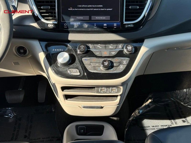 Used 2024 Chrysler Pacifica Touring-L FWD image 18