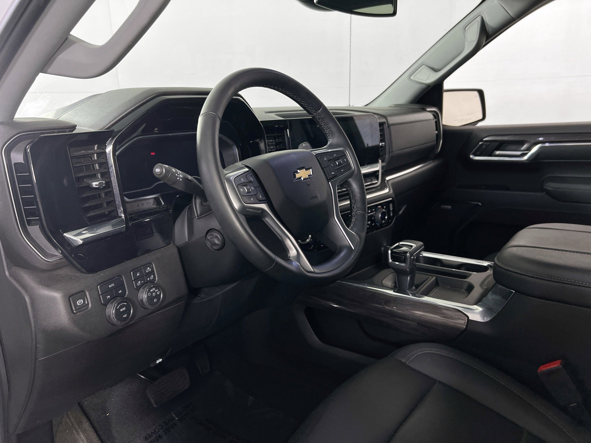 Used 2024 Chevrolet Silverado 1500 LTZ w/ LTZ Premium Package AWD/4WD image 9
