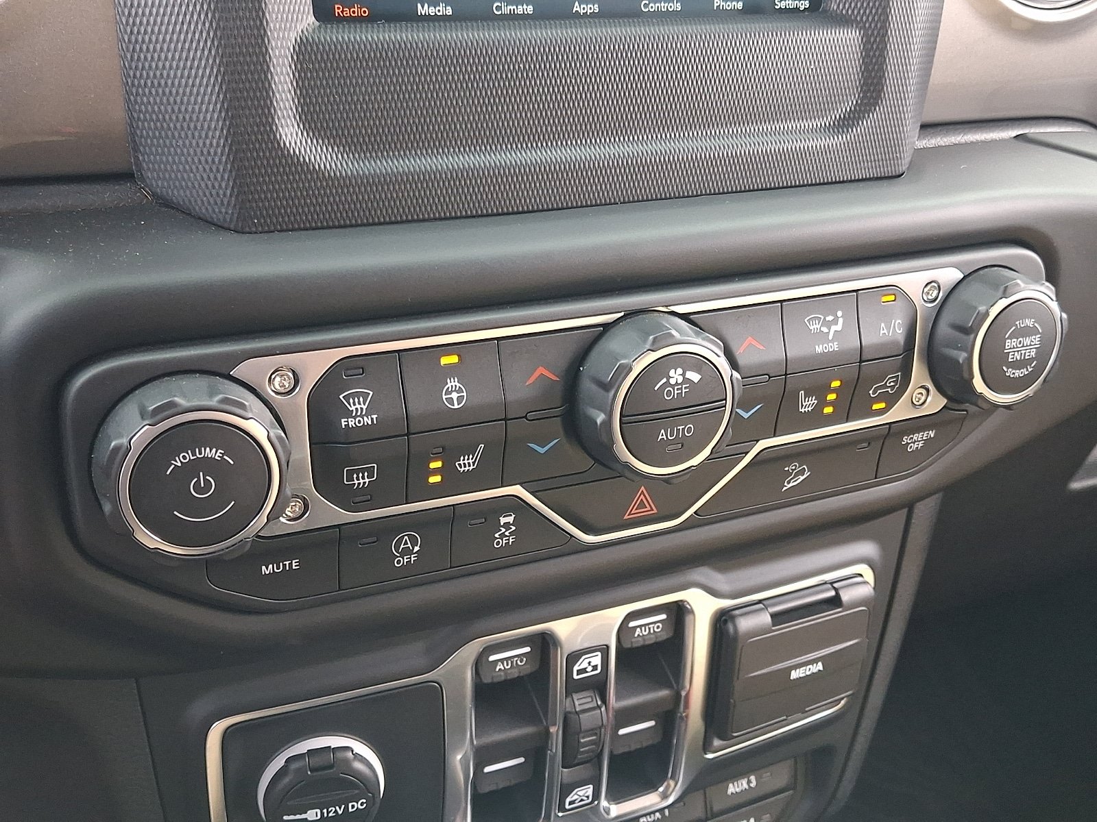 Used 2019 Jeep Wrangler Unlimited Sahara w/ Cold Weather Group AWD/4WD image 15