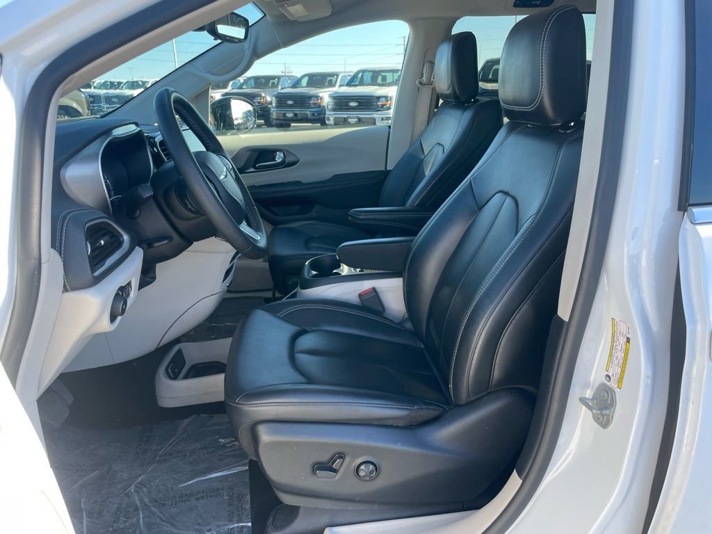Used 2024 Chrysler Pacifica Select image 7
