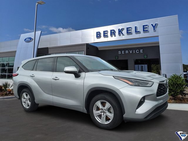 Used 2022 Toyota Highlander LE FWD image 1