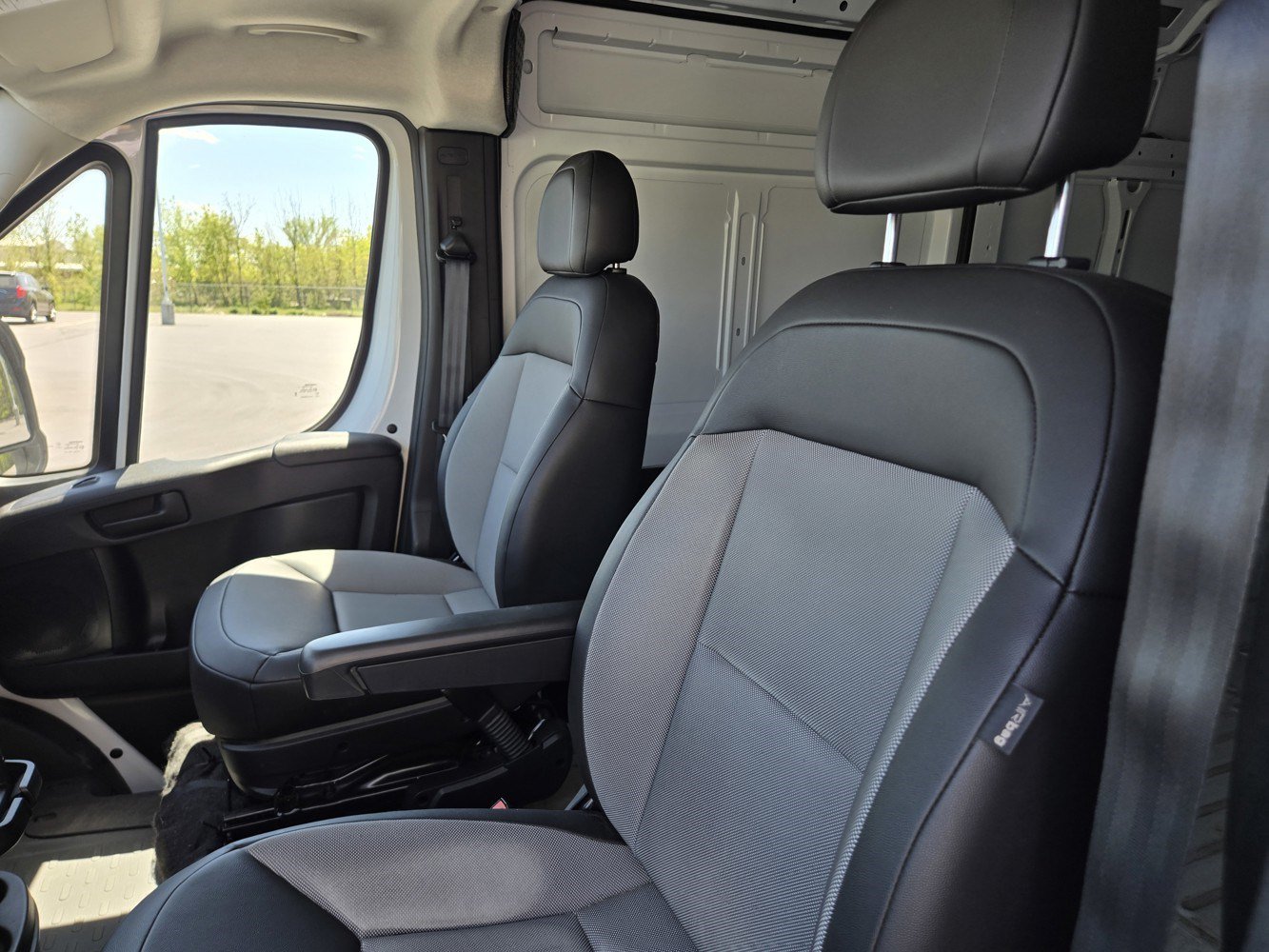 Used 2025 RAM ProMaster 2500 w/ Convenience Group FWD image 24