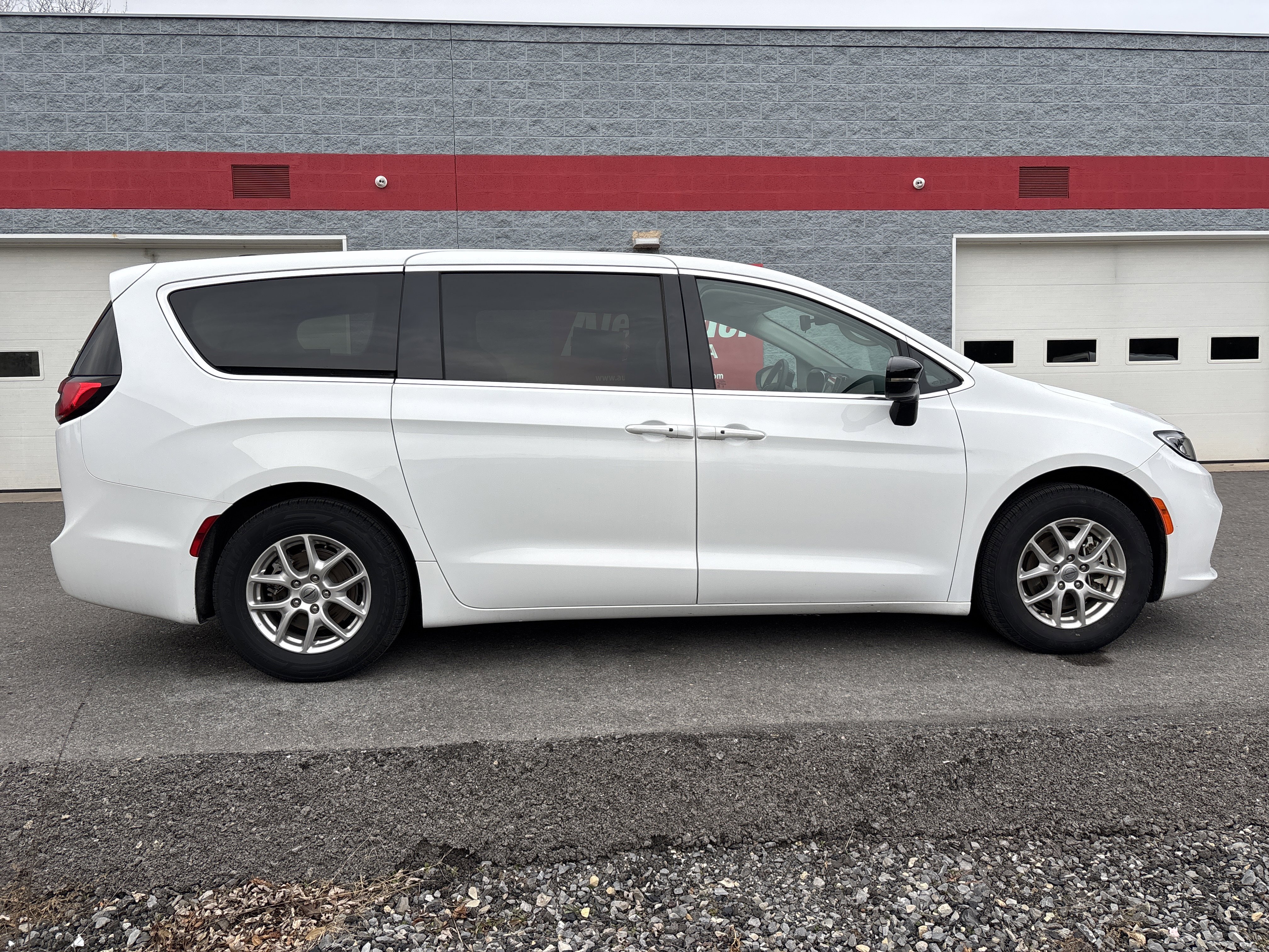 Used 2024 Chrysler Pacifica Touring-L image 2