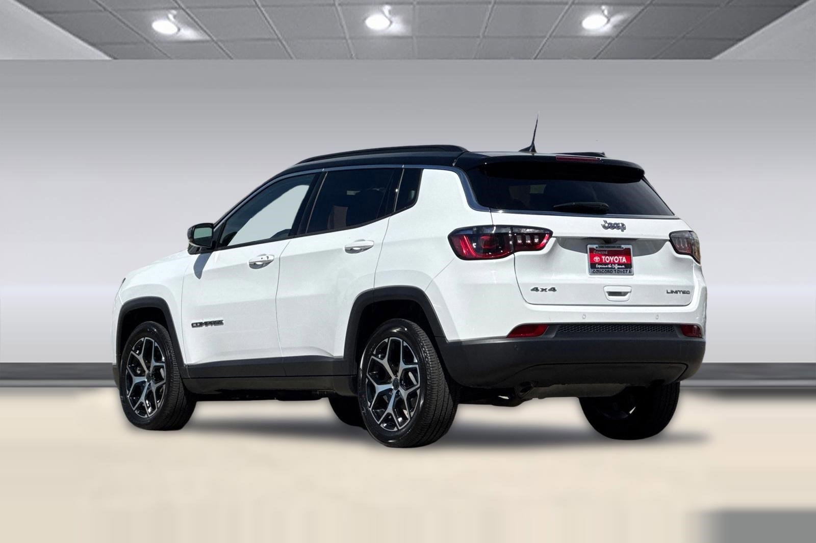 Used 2025 Jeep Compass Limited image 7