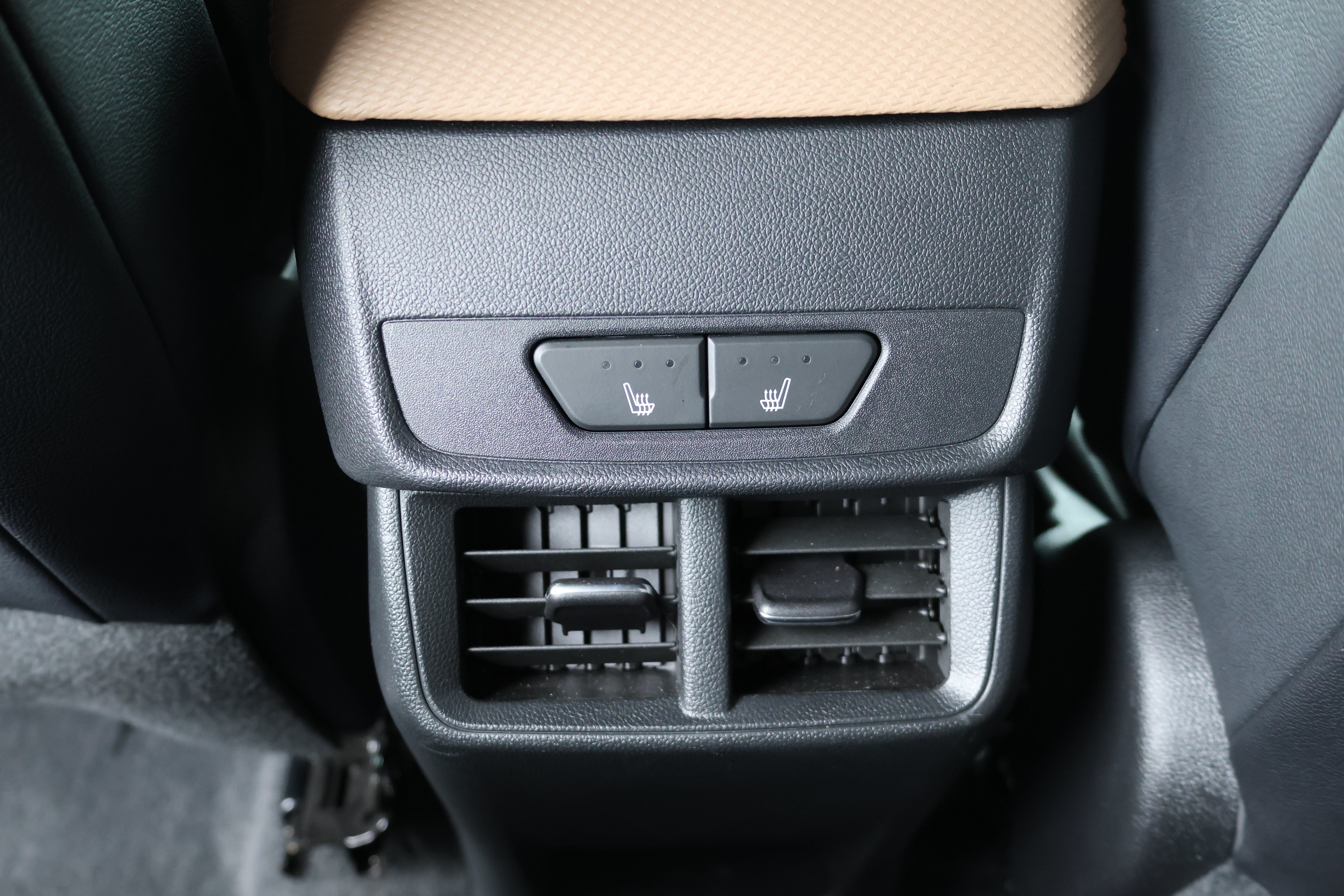 Used 2025 Chevrolet Equinox ACTIV w/ Safety and Technology Package AWD/4WD image 18
