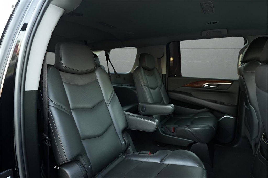 Used 2020 Cadillac Escalade ESV 4WD image 34