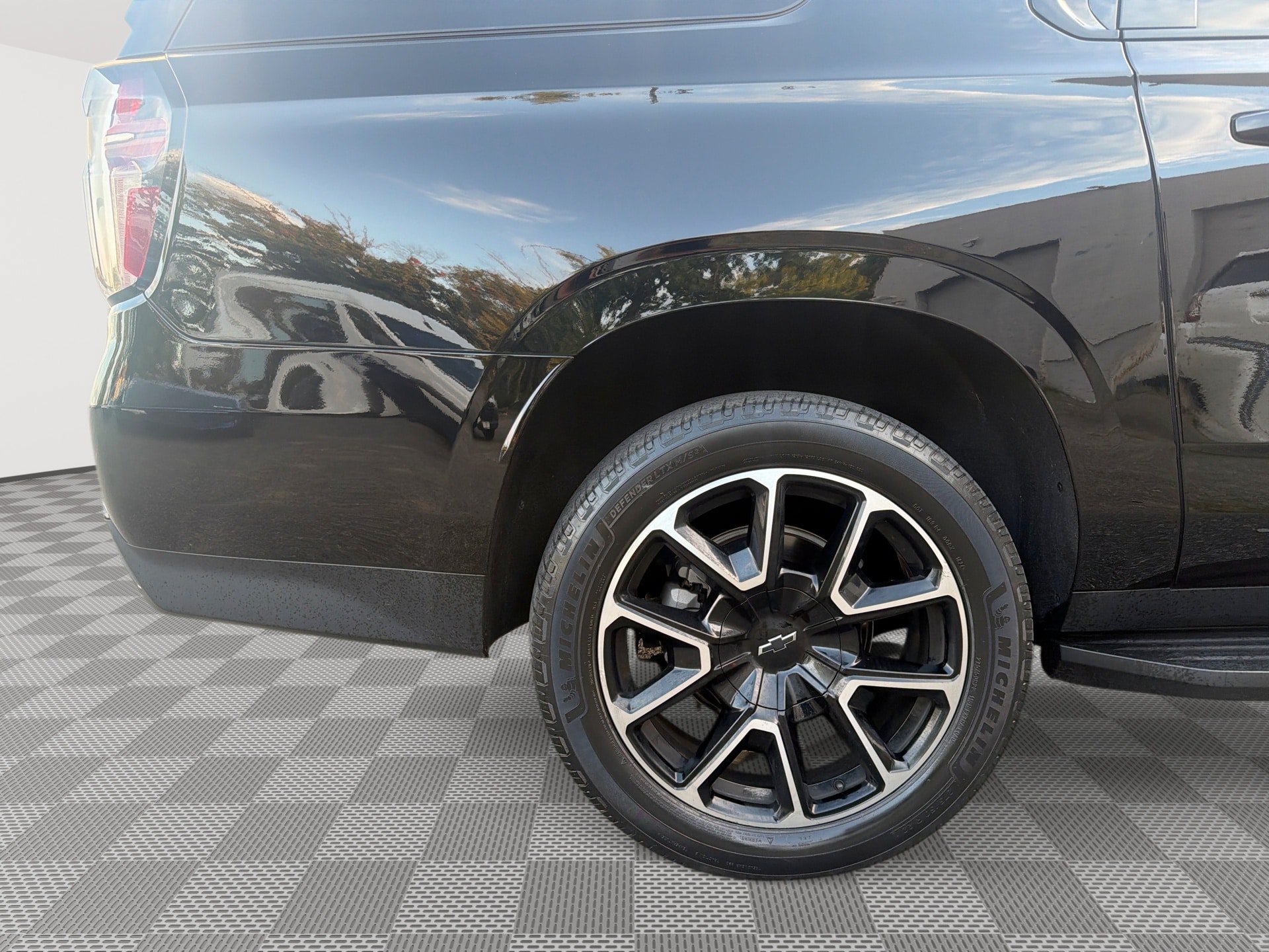 Used 2023 Chevrolet Suburban RST AWD/4WD image 30