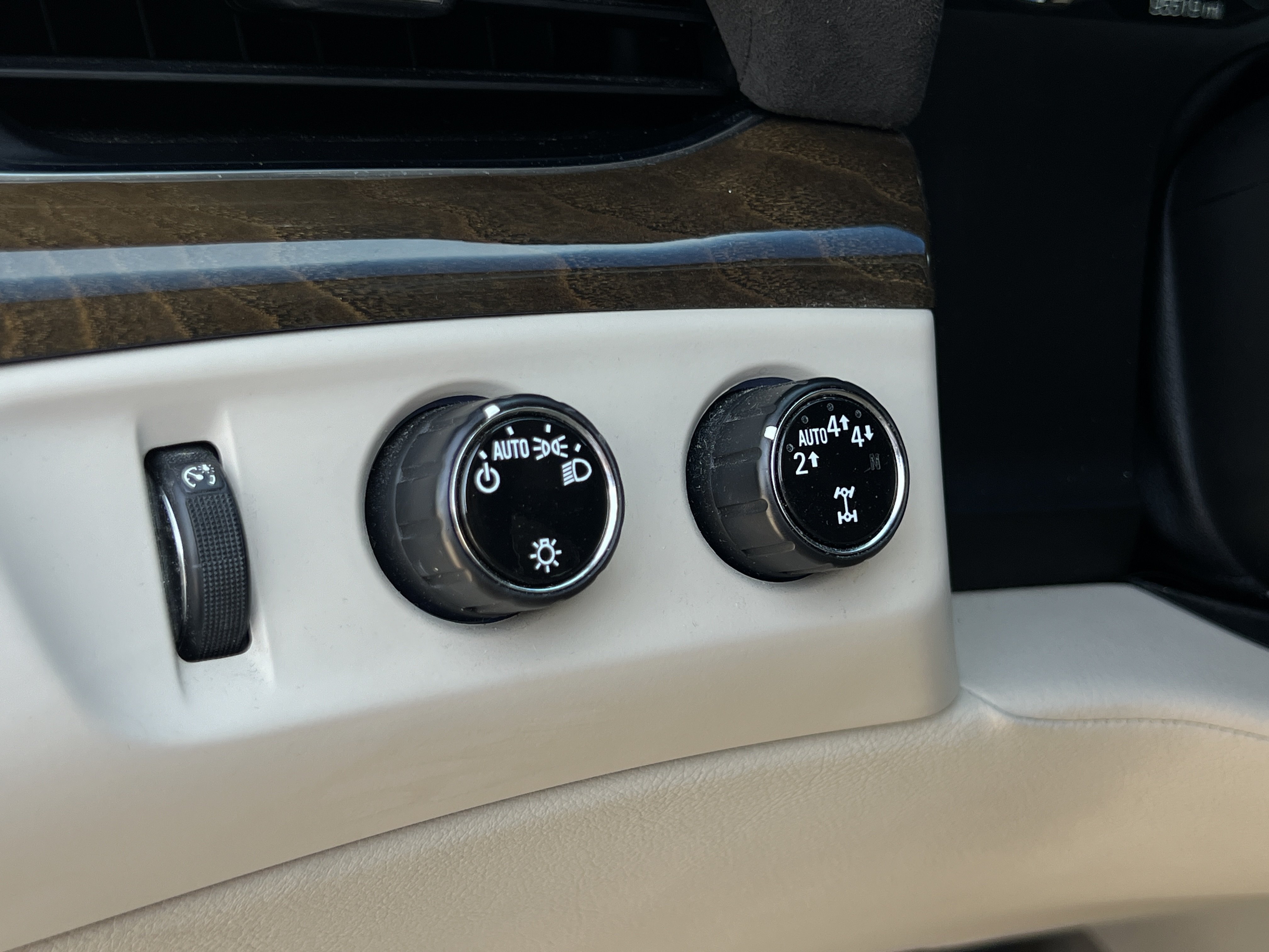 Used 2019 Cadillac Escalade ESV Luxury AWD/4WD image 17
