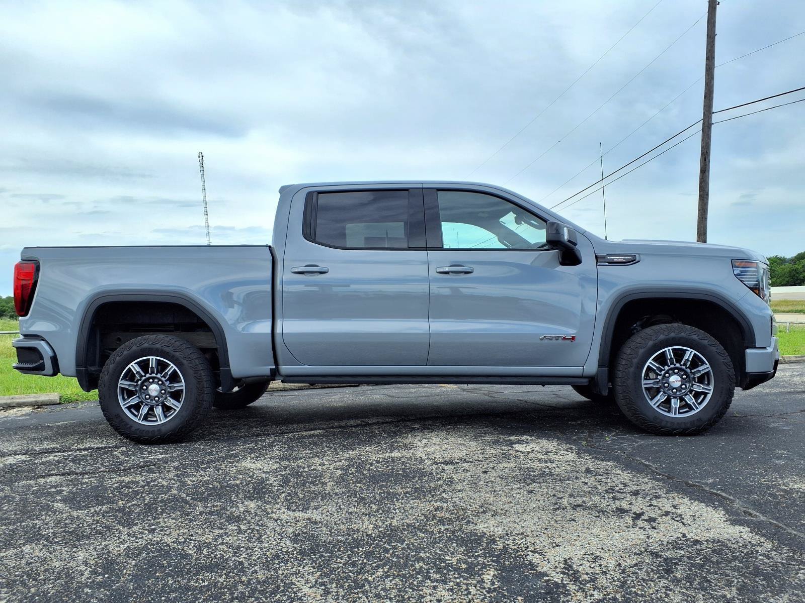 Used 2024 GMC Sierra 1500 AT4 w/ Technology Package AWD/4WD image 4
