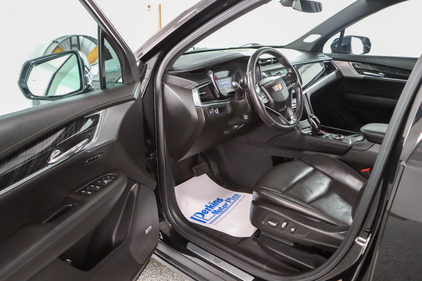 Used 2024 Cadillac XT6 Premium Luxury AWD/4WD image 3