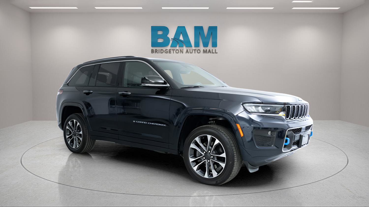 Used 2023 Jeep Grand Cherokee Overland AWD/4WD image 1