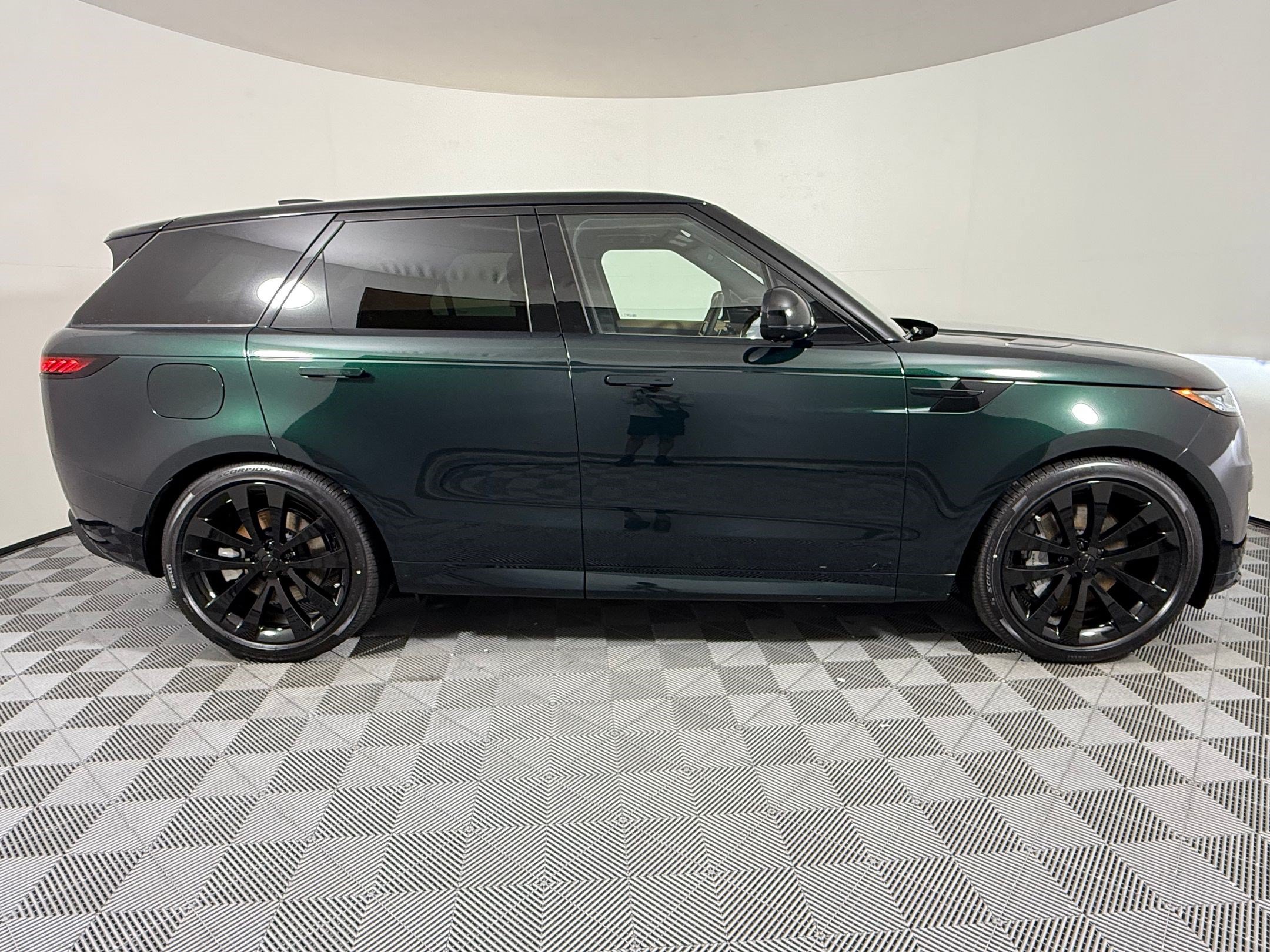 New 2026 Land Rover Range Rover Sport Dynamic SE AWD/4WD image 8