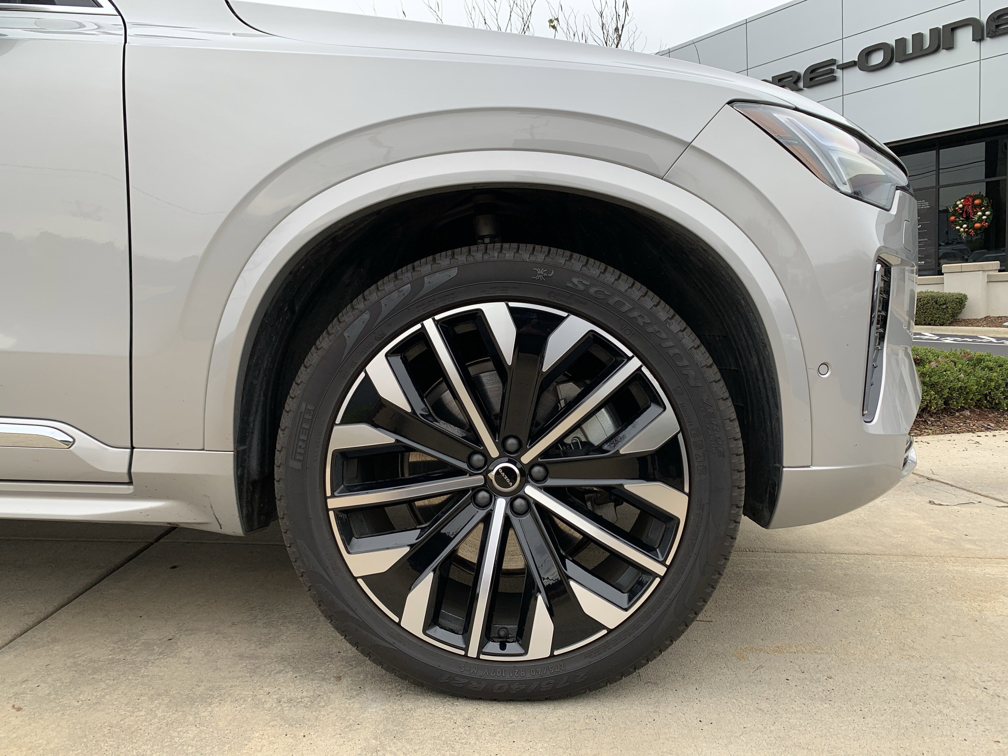 Used 2025 Volvo XC90 B6 Plus image 13