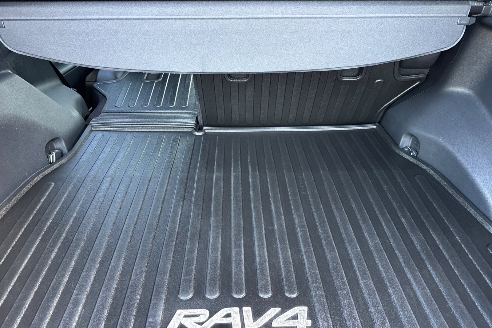 Used 2025 Toyota RAV4 XSE w/ Weather Package AWD/4WD image 15