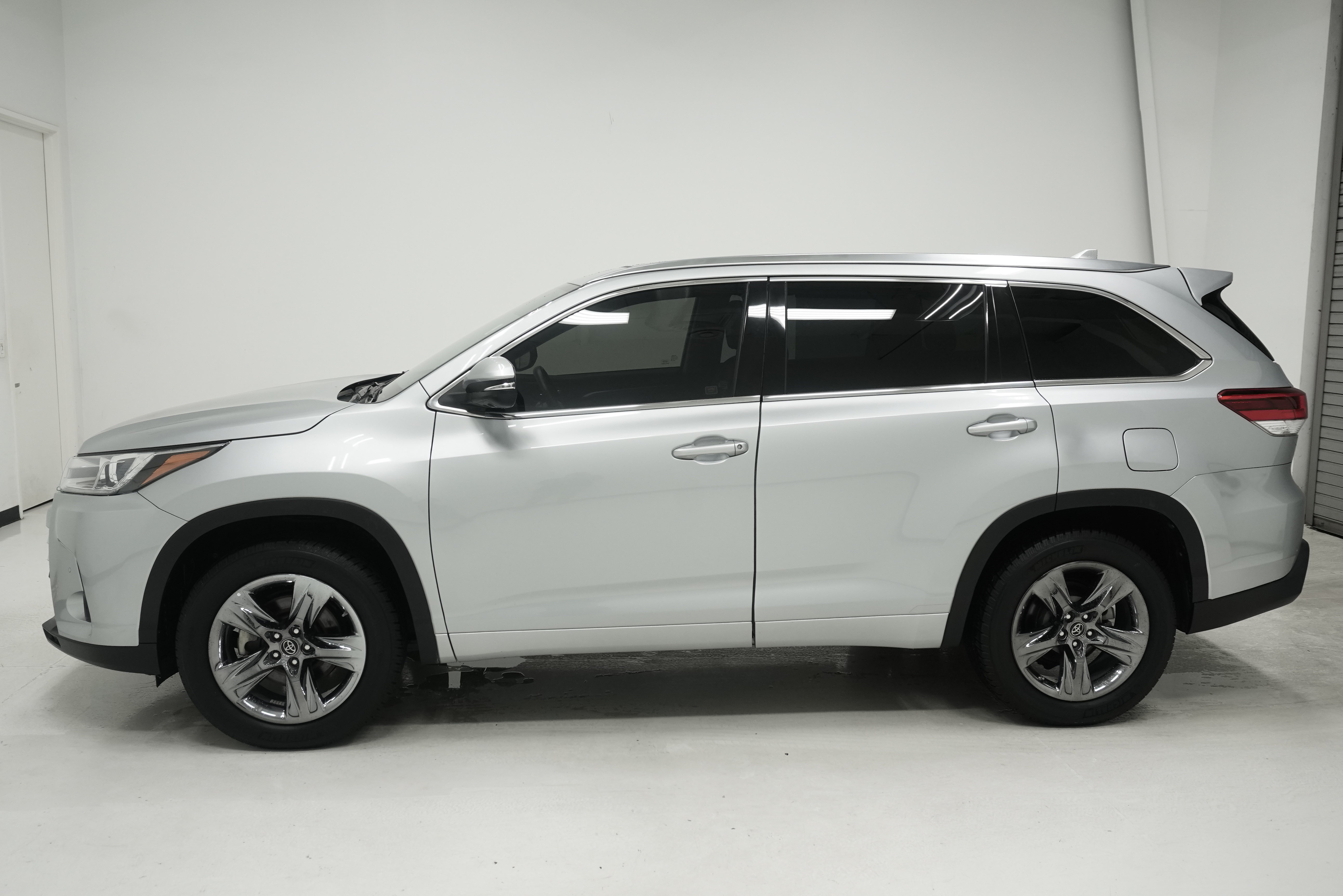 Used 2017 Toyota Highlander Limited Platinum FWD image 7