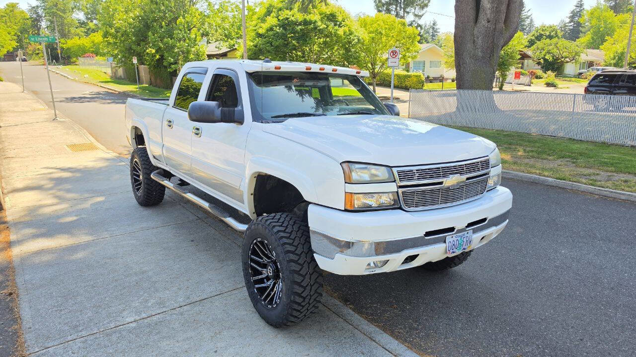 Used 2005 Chevrolet Silverado 2500 LS w/ Heavy-Duty Power Package AWD/4WD image 3