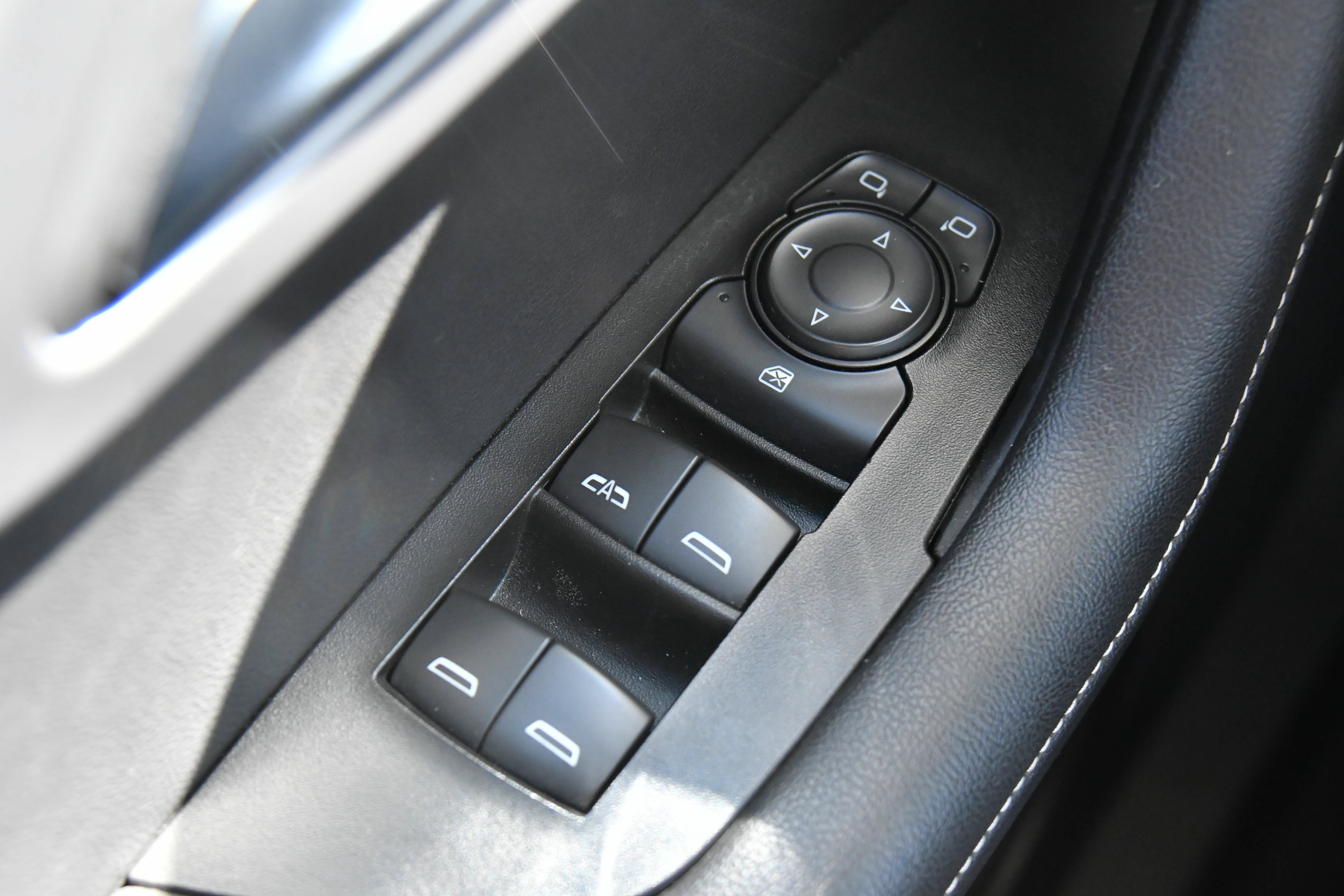 Used 2025 Chevrolet Blazer LT FWD image 33