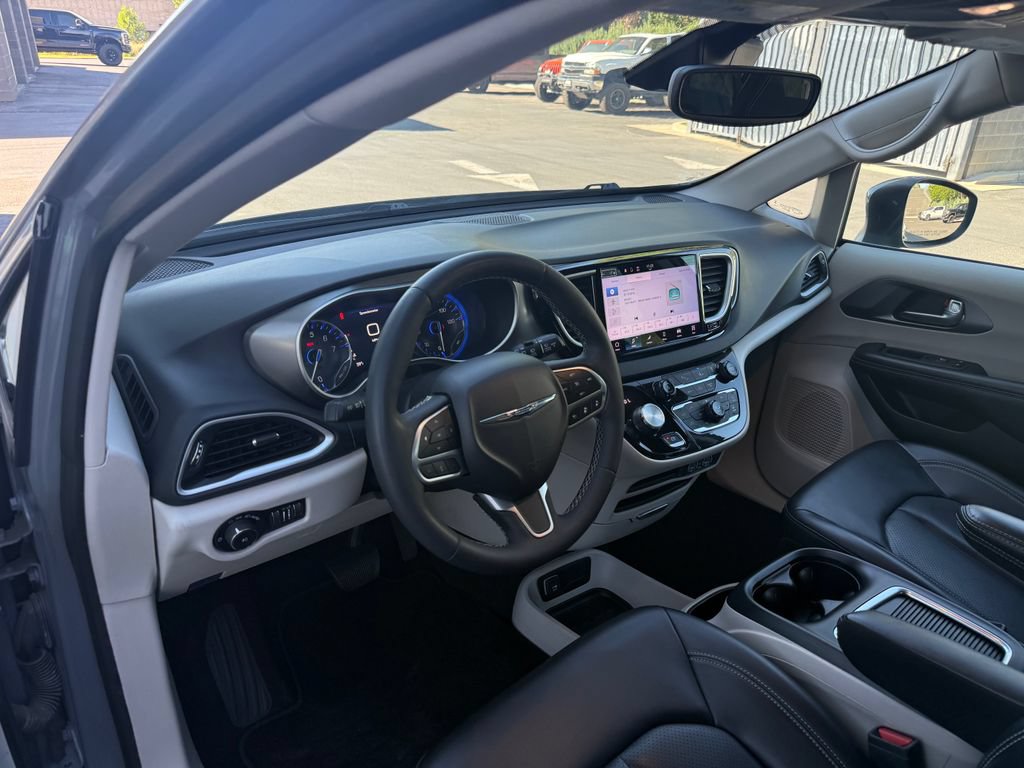 Used 2023 Chrysler Pacifica Touring-L FWD image 22