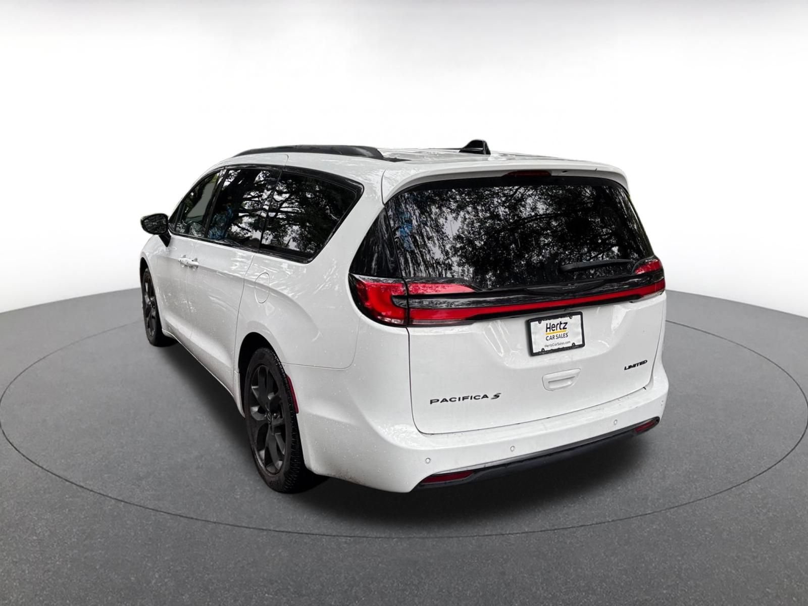 Used 2025 Chrysler Pacifica Limited FWD image 6