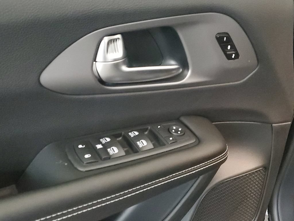 New 2027 Chrysler Pacifica Select FWD image 6