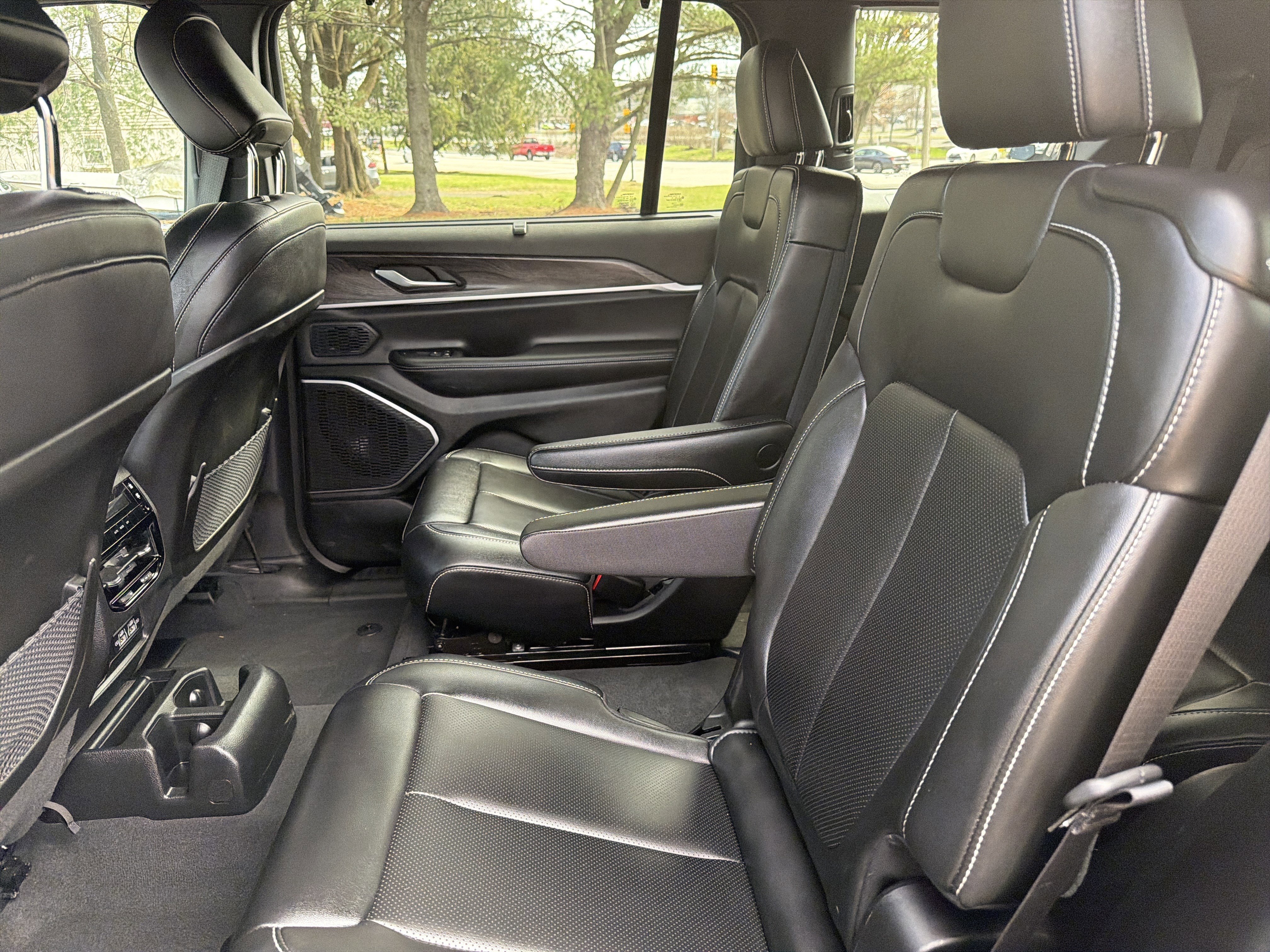 Certified 2024 Jeep Grand Cherokee L Limited w/ Luxury Tech Group II image 11