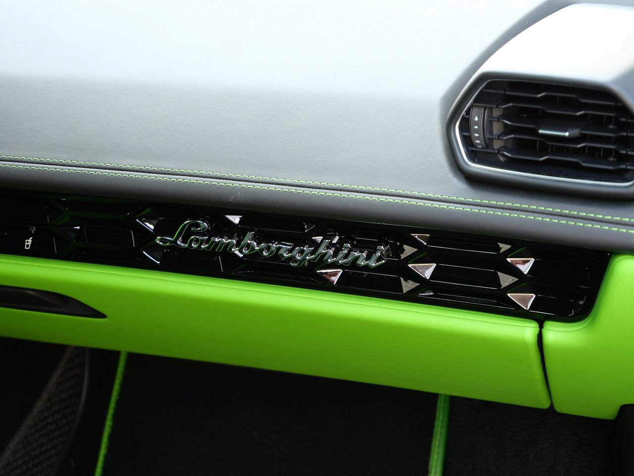 Used 2021 Lamborghini Huracan EVO RWD image 23