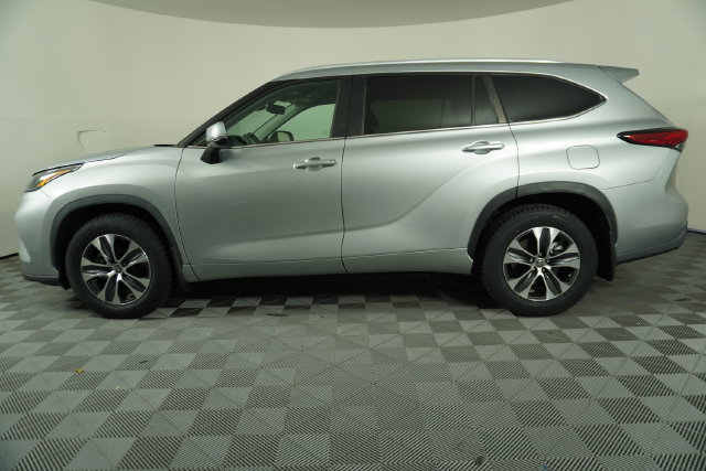 Used 2023 Toyota Highlander XLE FWD image 4
