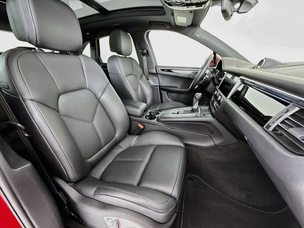 Certified 2020 Porsche Macan AWD/4WD image 30