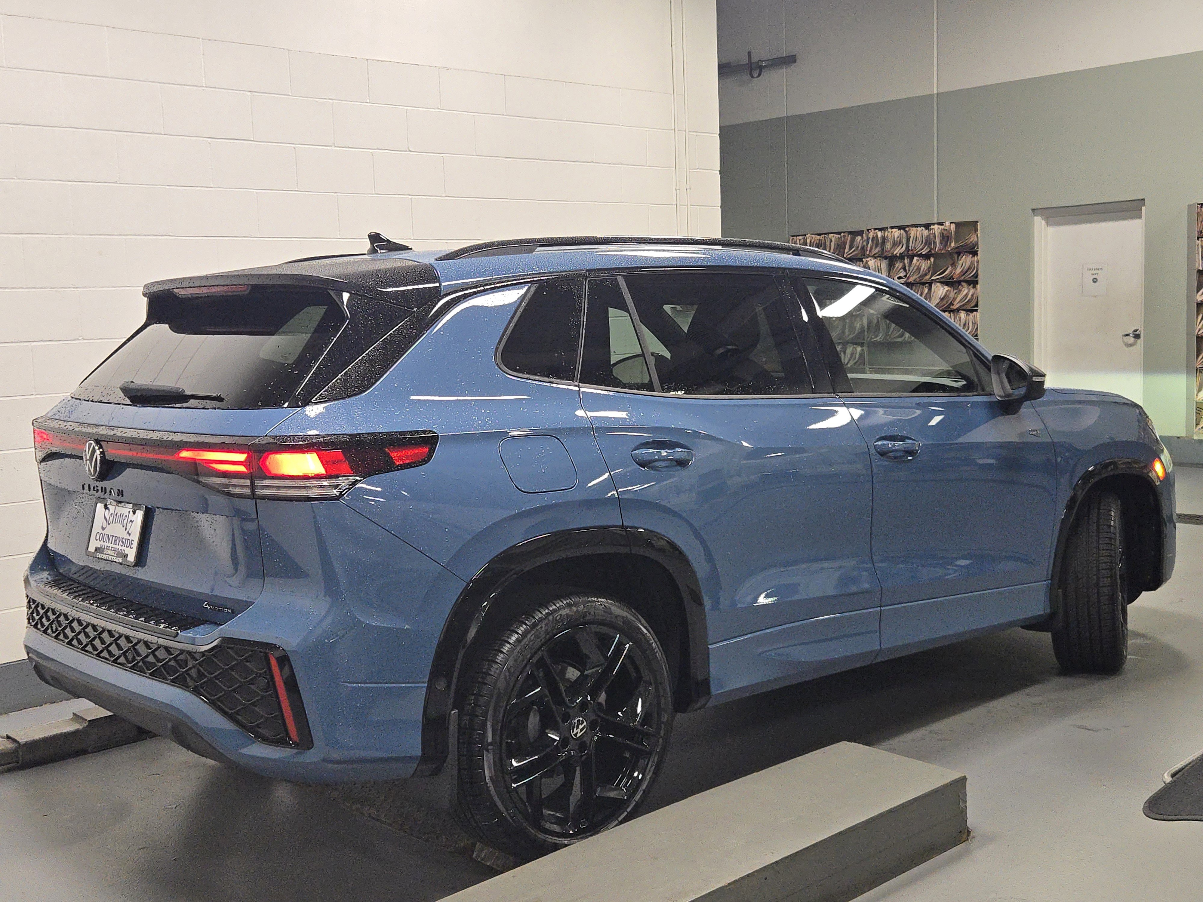 New 2025 Volkswagen Tiguan SE R-Line image 8