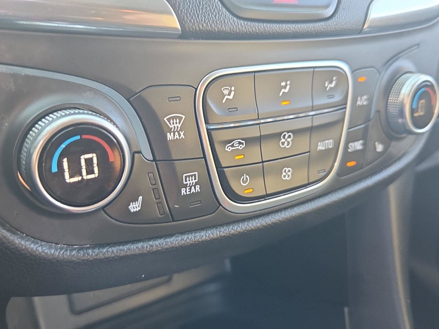 Used 2019 Chevrolet Equinox LT FWD image 15