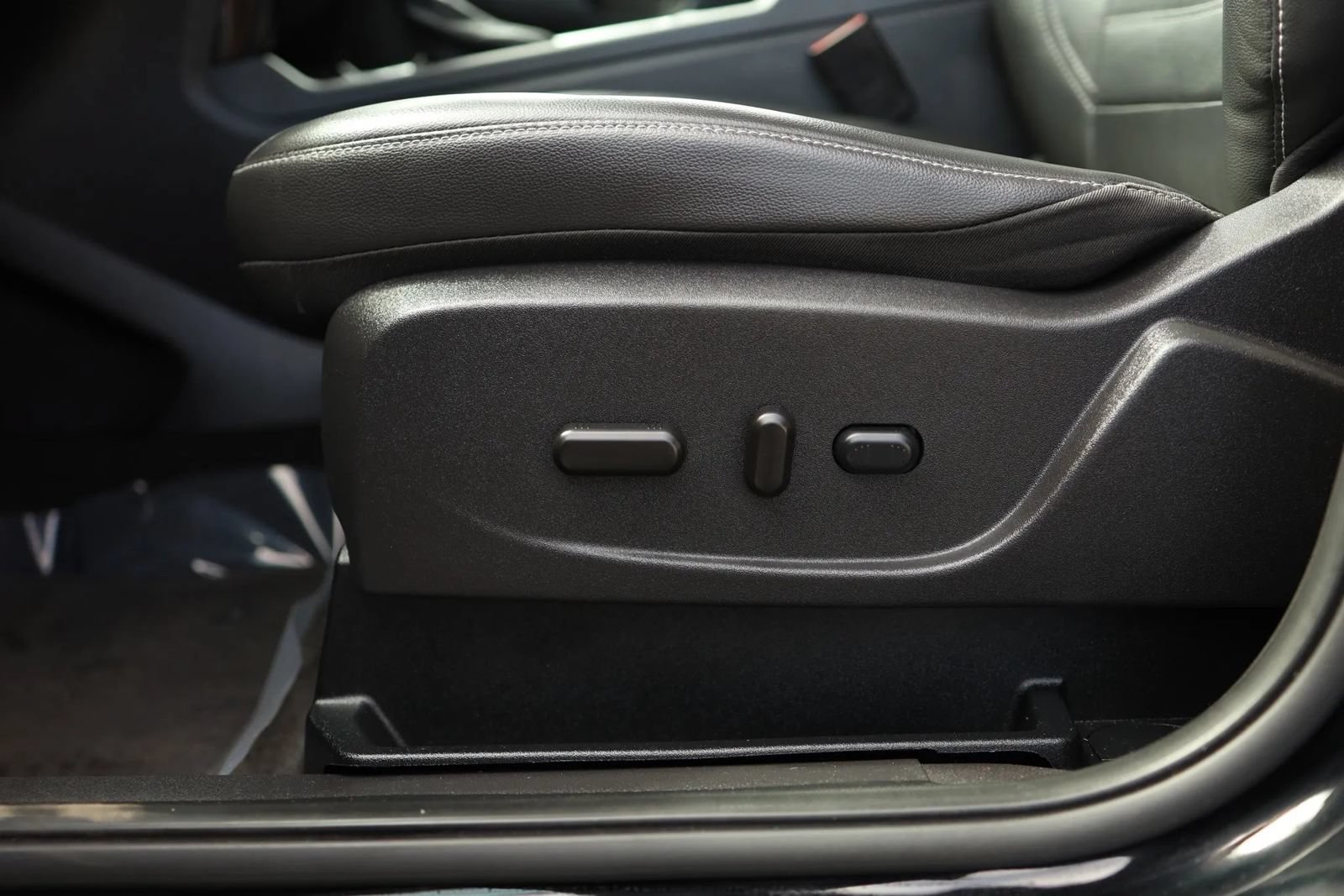 Used 2018 Ford Escape Titanium w/ Ford Safe & Smart Package FWD image 12