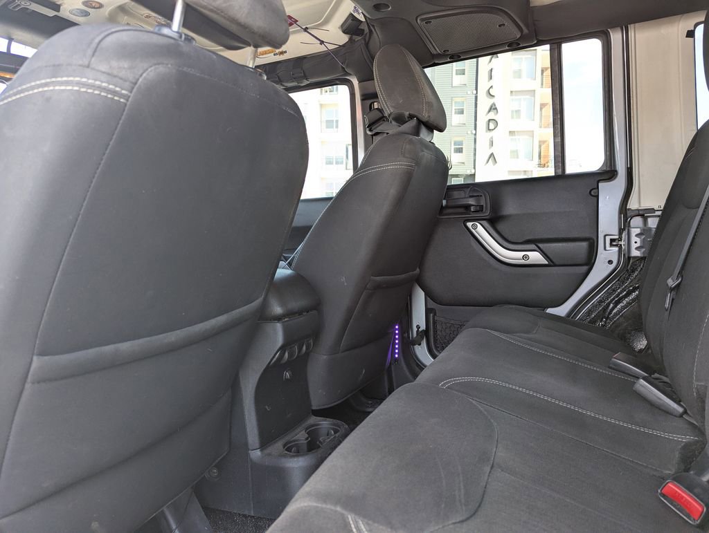 Used 2016 Jeep Wrangler Unlimited Sahara w/ Connectivity Group AWD/4WD image 25