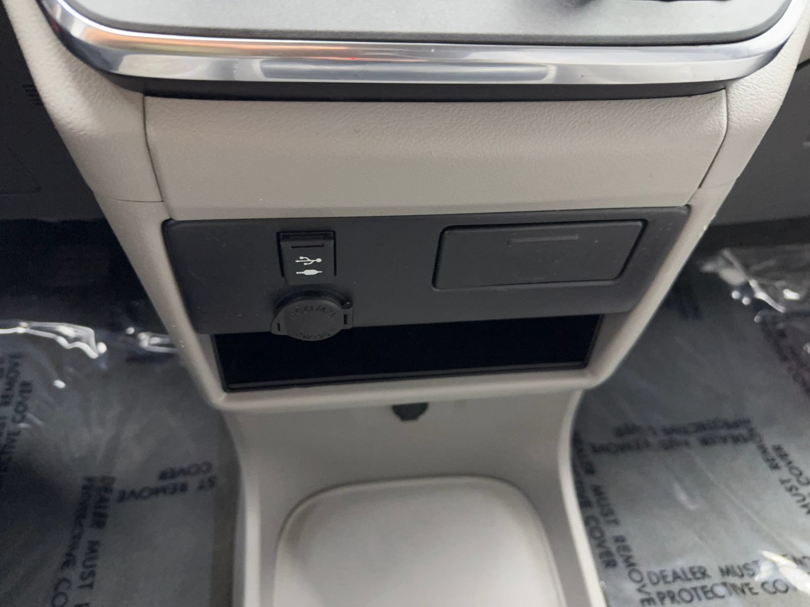 Used 2018 Toyota Sienna LE w/ Carpet Mat Package FWD image 29