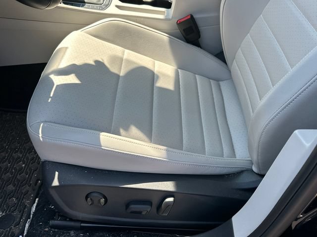 Used 2024 Volkswagen Jetta SE w/ Panoramic Sunroof Package FWD image 10