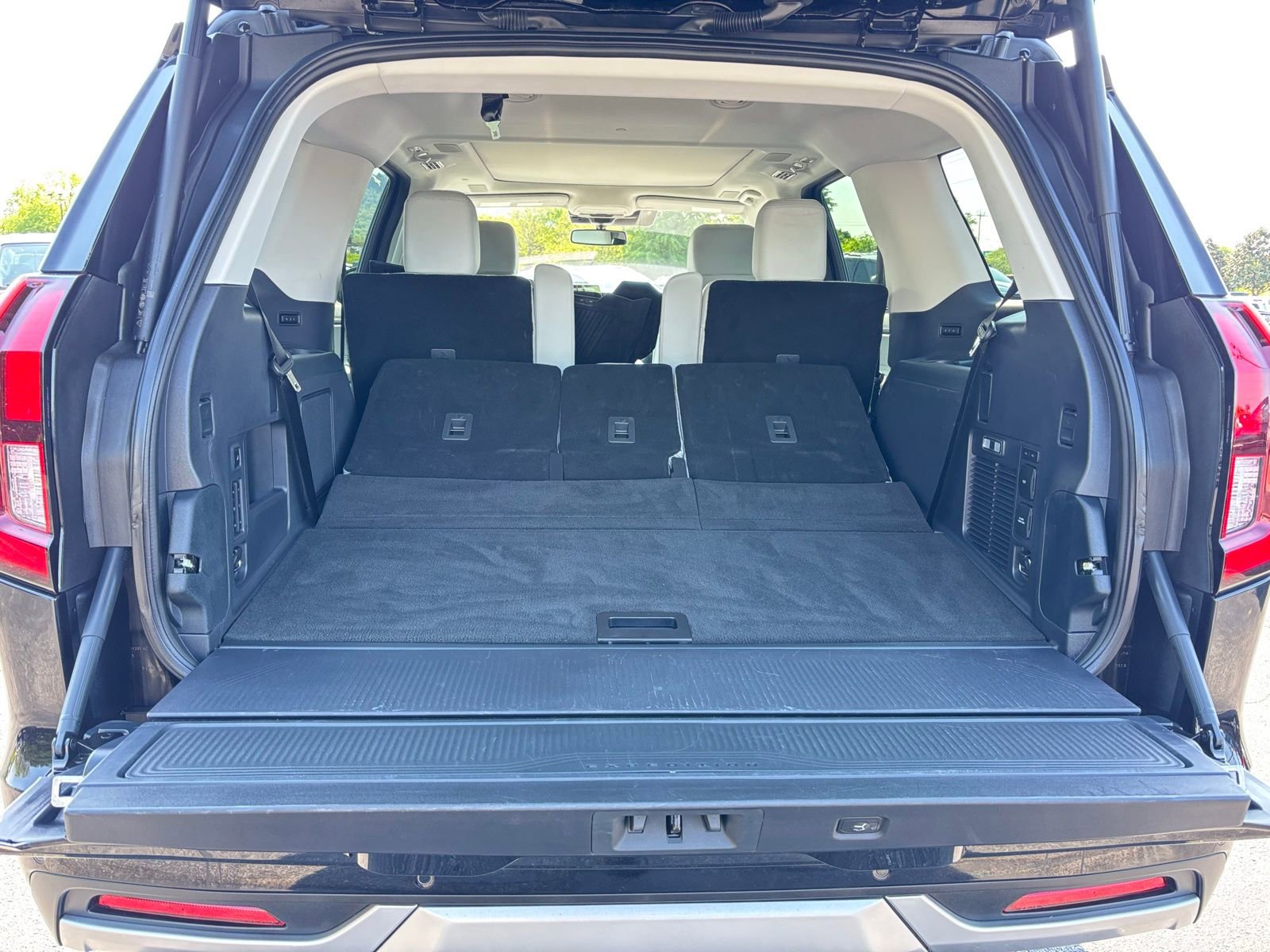 Used 2025 Ford Expedition Platinum w/ Platinum Ultimate Package AWD/4WD image 24