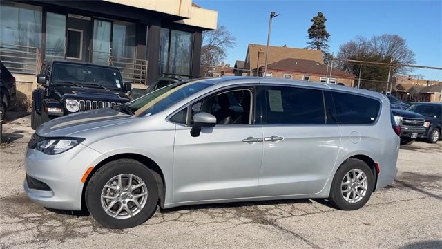 Used 2022 Chrysler Voyager LX image 22