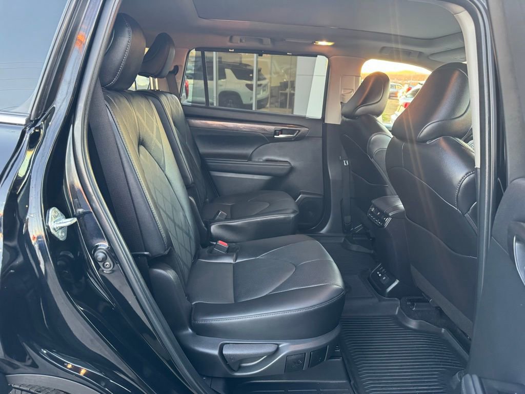 Used 2024 Toyota Highlander Platinum image 27