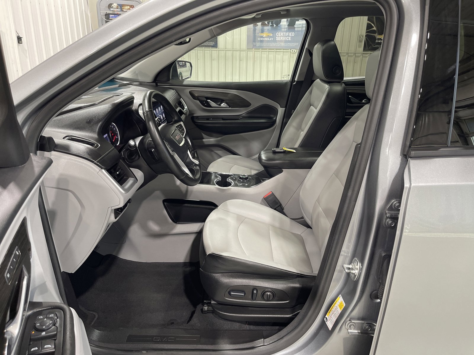 Used 2024 GMC Terrain SLT w/ Infotainment Package II AWD/4WD image 2